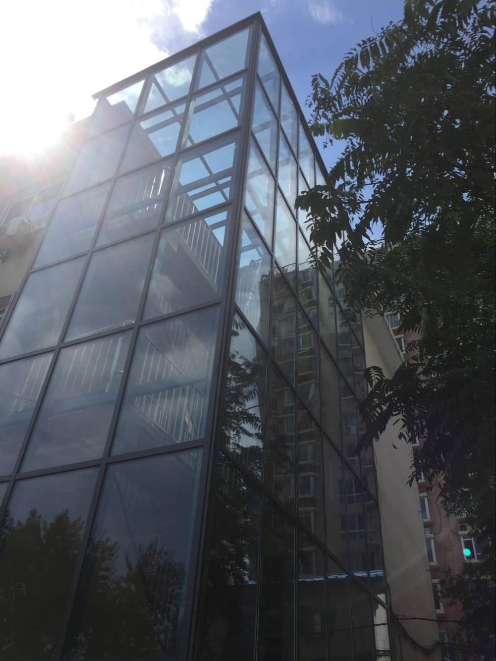 實(shí)美學(xué)校玻璃幕墻案例